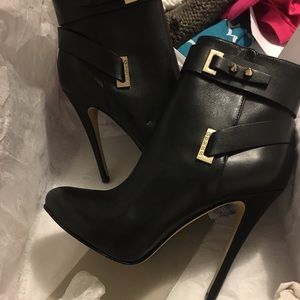 Size 7.5 Black Guess Shanda booties